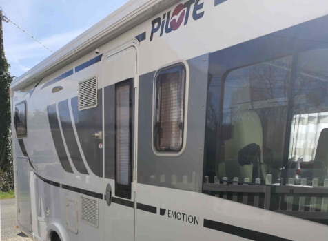 camping-car PILOTE GALAXY G 700 EMOTION   extérieur / latéral droit