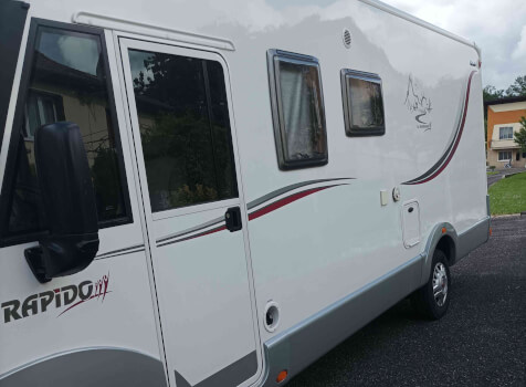 camping-car RAPIDO 890F  extérieur / latéral gauche