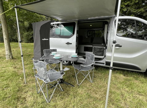 camping-car RENAULT TRAFIC  extérieur / latéral droit