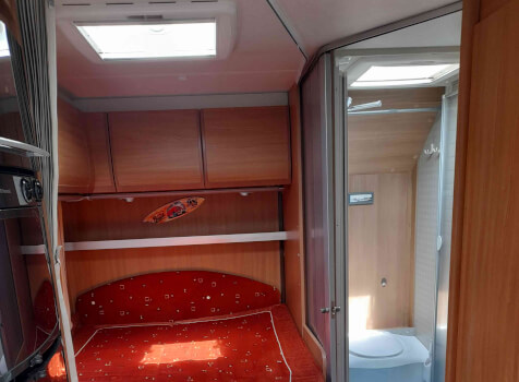 camping-car BURSTNER AVIANO  intérieur / salle de bain  et wc