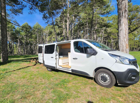 camping-car RENAULT TRAFIC  extérieur / face avant