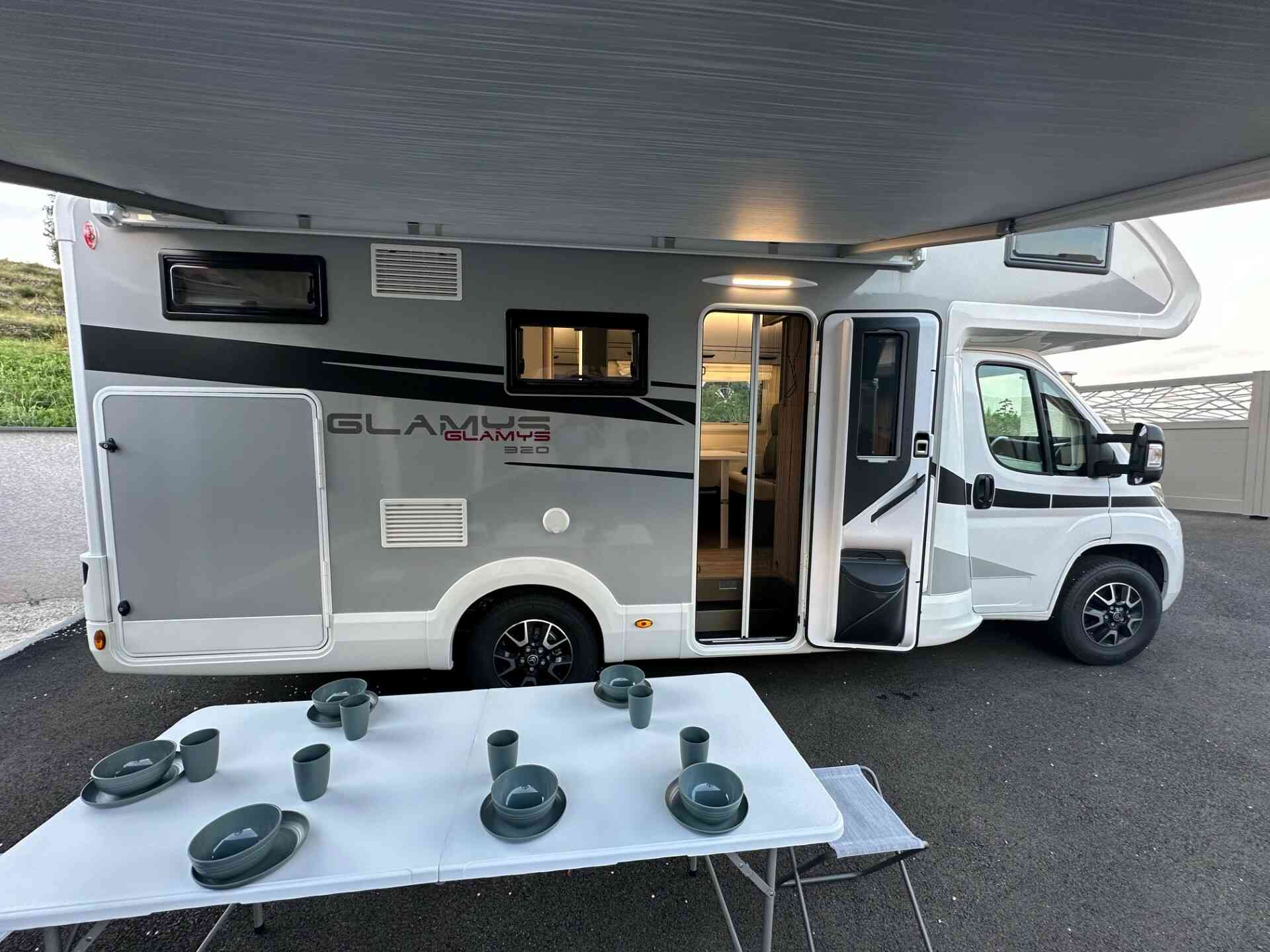 camping-car MC LOUIS GLAMYS 320  extérieur / latéral droit