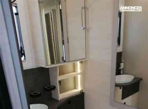 camping-car CHALLENGER 260 TRIGANO  intérieur / salle de bain  et wc