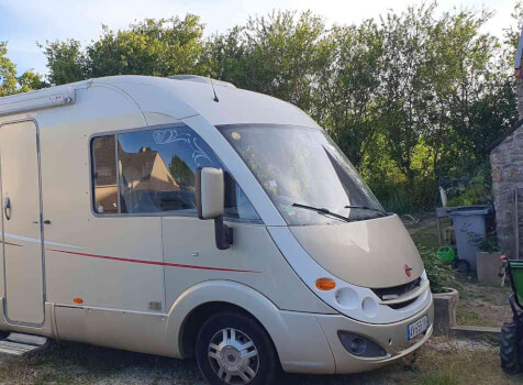 camping-car BURSTNER AVIANO I725  extérieur / face avant