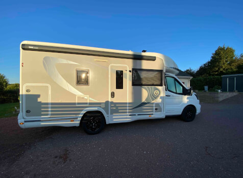 camping-car CHAUSSON 660  extérieur / latéral gauche