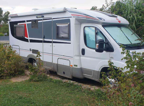 camping-car BURSTNER  extérieur / face avant