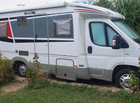 camping-car BURSTNER  extérieur / latéral gauche