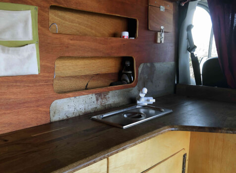 camping-car RENAULT TRAFIC  intérieur  / coin cuisine