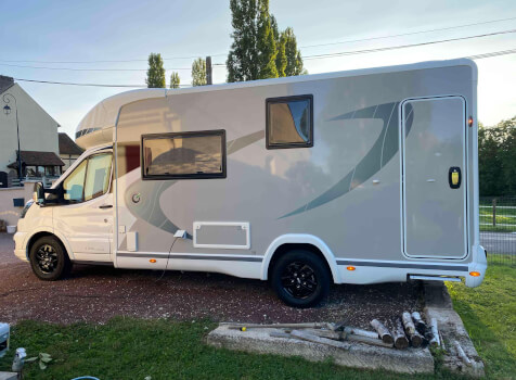 camping-car CHAUSSON 660  extérieur / latéral gauche