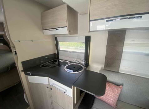 camping-car CHALLENGER 378 XLB  intérieur  / coin cuisine