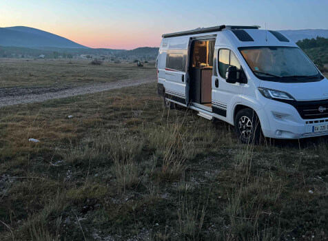 camping-car BURSTNER C 600  extérieur / latéral gauche