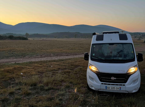 camping-car BURSTNER C 600  extérieur / face avant