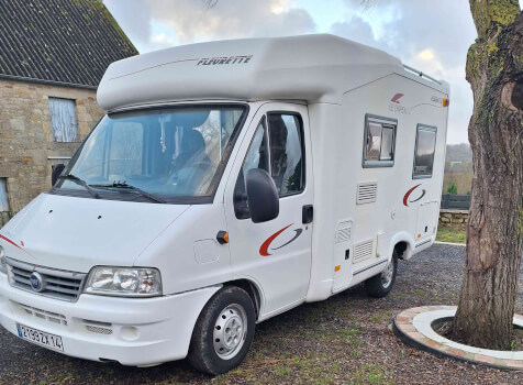 camping-car FLEURETTE  extérieur / face avant