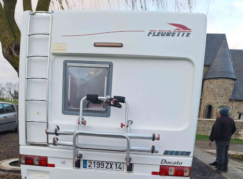 camping-car FLEURETTE  extérieur / arrière