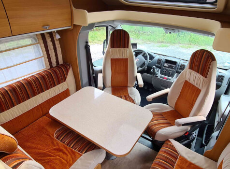 camping-car BURSTNER NEXXO T660  intérieur / coin salon