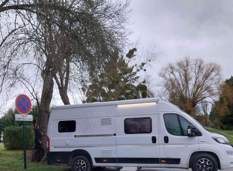 camping-car CAMPEREVE MAGELLAN 742  extérieur / latéral droit